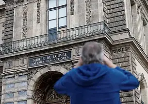 Парижский Лувр возобновил работу после дерзкого ограбления