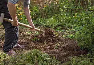 Лайфак для дачников: перекапываем грядки легко – с помощью свечки