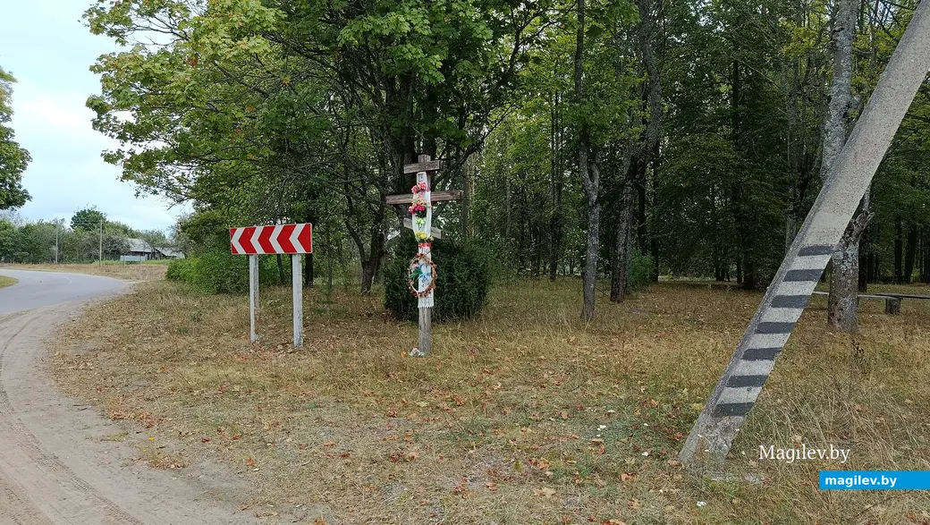 Сентябрь 2025 г. В центре деревни - сквер на месте когда-то стоявшей здесь церкви.