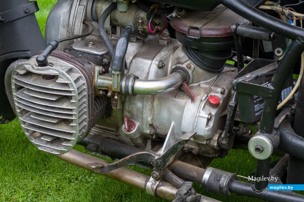 09.10.2025. Бобруйск. Мотоцикл К-750. Справа - единственная современная деталь, пластиковый аккумулятор