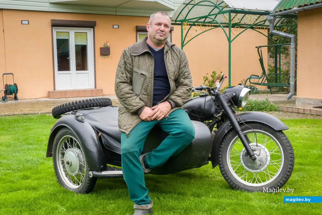 09.10.2025. Бобруйск. Мотоцикл К-750 и его хозяин Александр Стежко