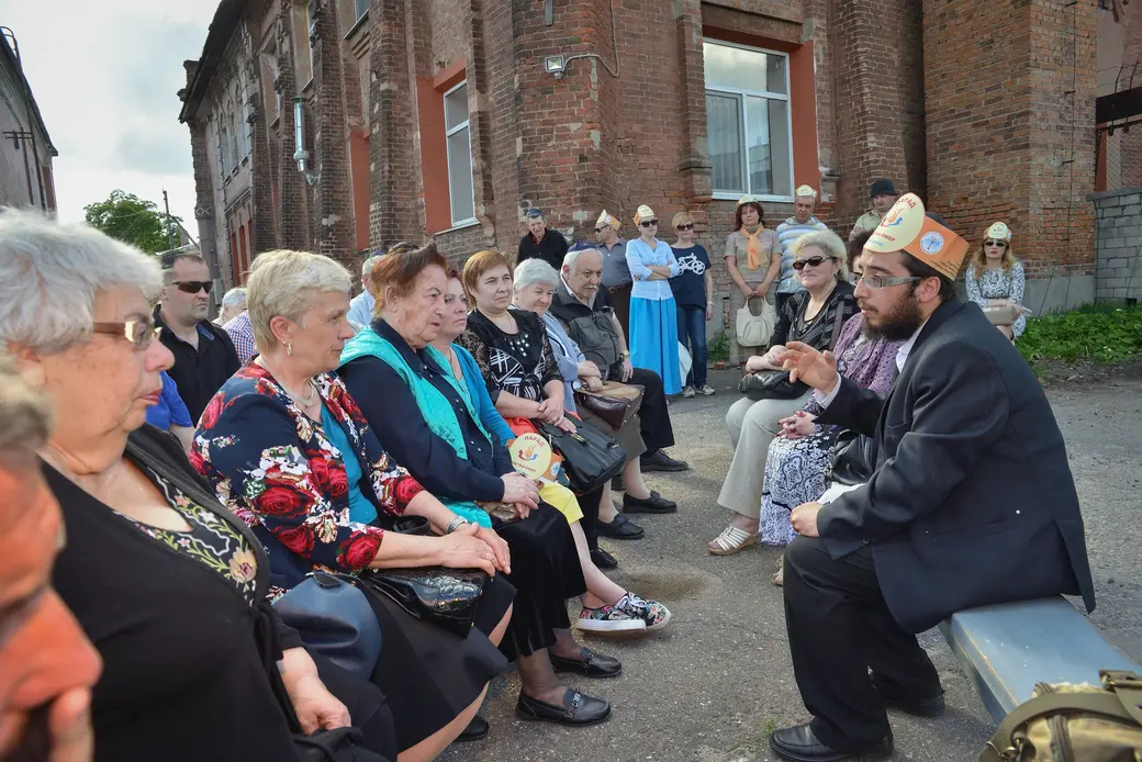 Празднование Лаг ба-Омер в Бобруйской синагоге. Шауль Хабабо – крайний справа. Фото из архива «Вечернего Бобруйска».