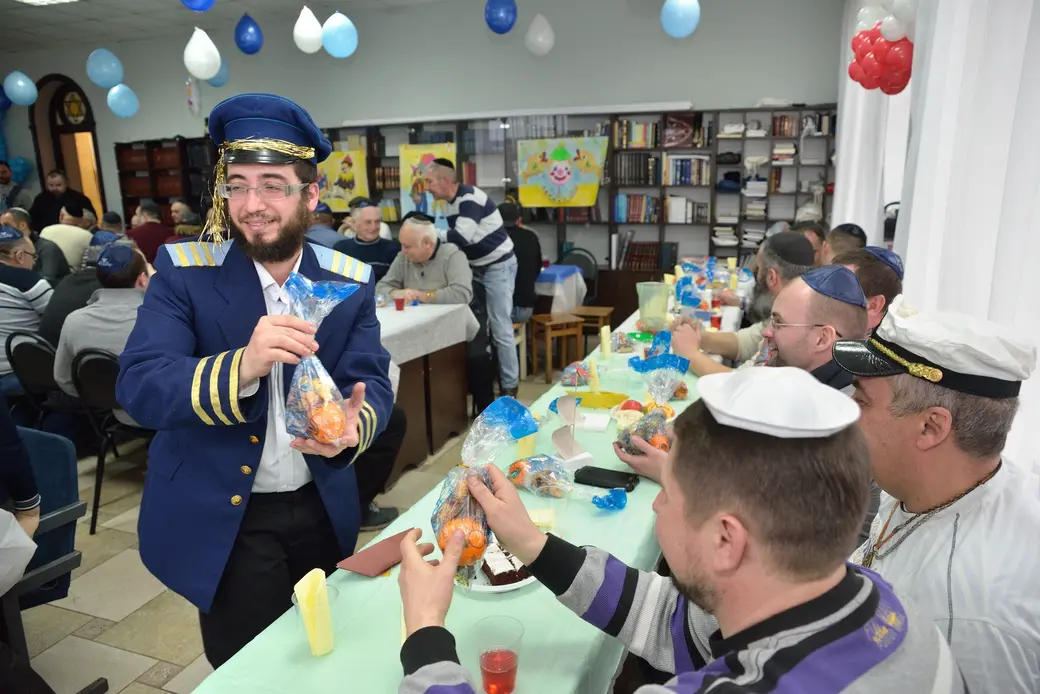 Еврейский праздник Пурим в Бобруйской синагоге. Раввин раздает подарки. Фото из архива «Вечернего Бобруйска».