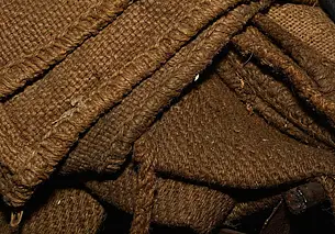 Почему мешковина не самый лучший материал для утепления деревьев на зиму