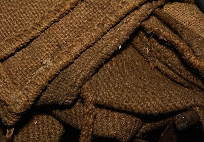 Почему мешковина не самый лучший материал для утепления деревьев на зиму