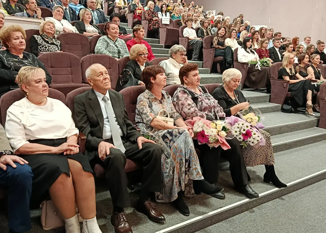 Педагоги ветераны труда (слева направо): Людмила Тимофеевна Дробова, Леонид Тимофеевич Макаревич, Ирина Владимировна Янушевская, Валентина Васильевна Ясюченя, Татьяна