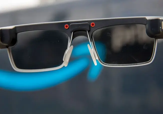 Amazon тестирует «умные» очки для курьеров доставки. Зачем они нужны