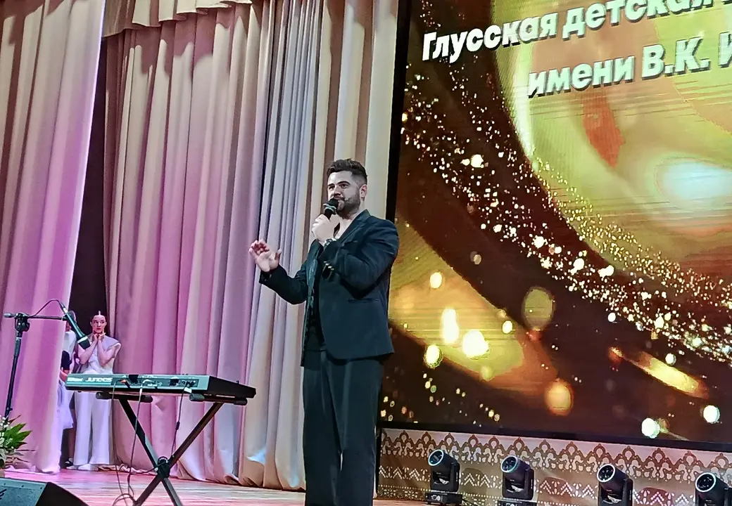 24.10.2025 г. На мероприятии в честь 65-летия Глусской детской школы искусств поет Василий Буневич.
