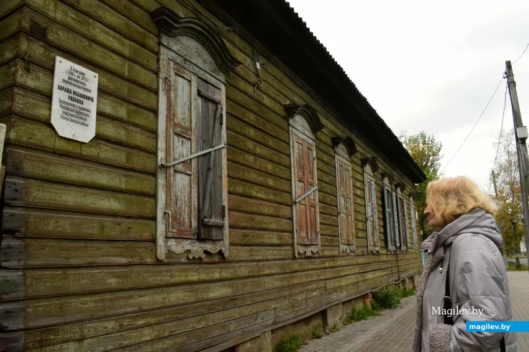 Нина Королёва, вдова Абрама Рабкина, у его дома и последней мастерской на Дзержинского 84