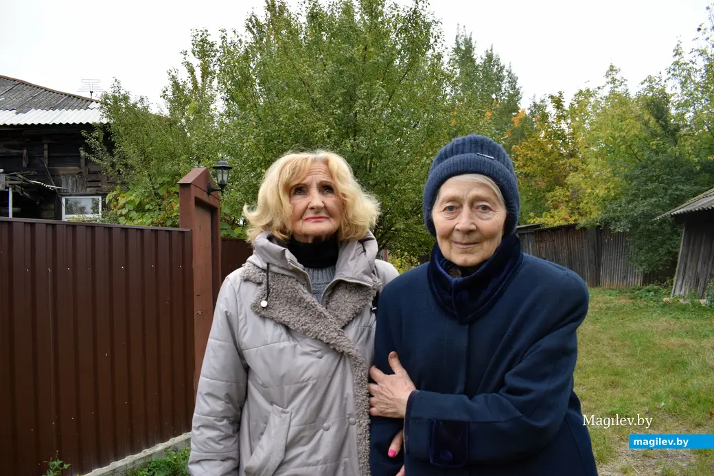 Инна Богданова, соседка и подруга семьи Рабкиных и Нина Королева, вдова художника в его родном дворе на бывшей Шоссейной.