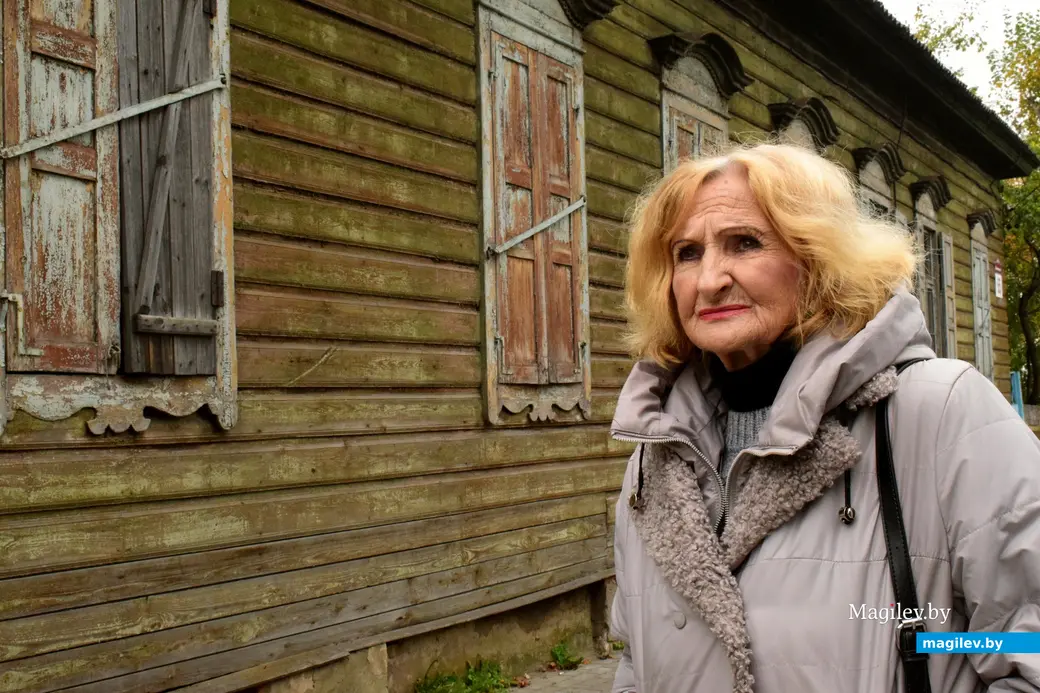 Нина Михайловна Королева, вдова Абрама Рабкина, у его дома и последней мастерской на Дзержинского 84.