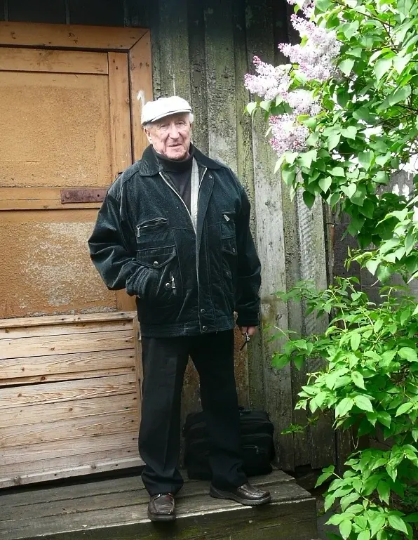 Абрам Рабкин на крыльце родного дома и мастерской. Фото из архива редакции.
