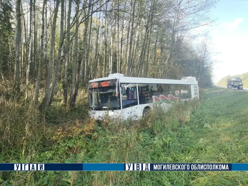 26.10.2025 г. В Могилевском районе пригородный автобус съехал в кювет. Фото: УГАИ УВД Могоблисполкома