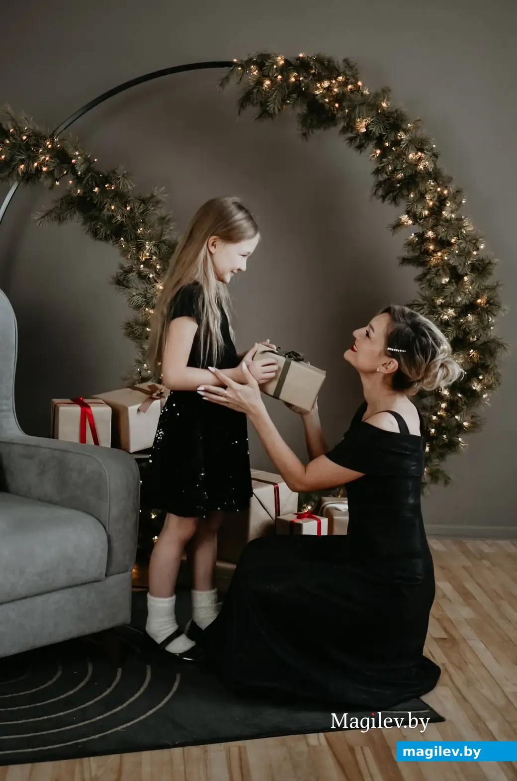 Анастасия Артемова с дочерью Настей встречают Новый 2025 год.