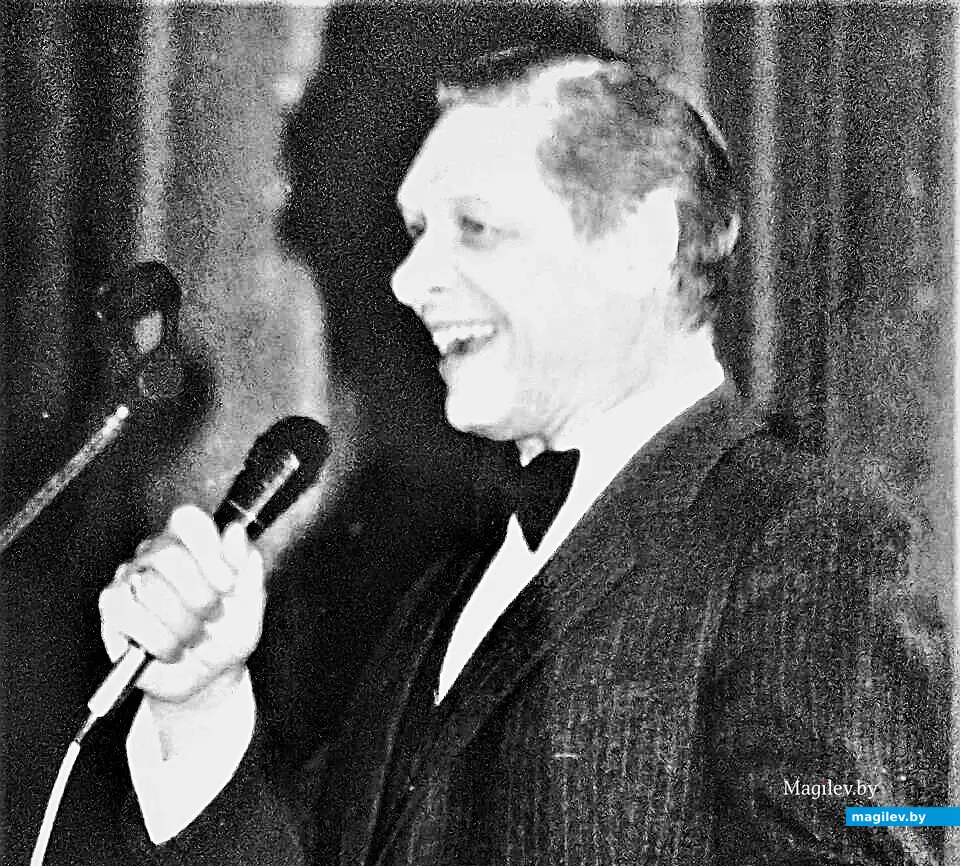 Ноябрь 1995 года, Могилев. Эдуард Хиль на сцене ДК «Химволокно» во время концерта первого «Золотого шлягера».