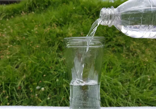 Зачем пить стакан воды перед завтраком: рассказал специалист