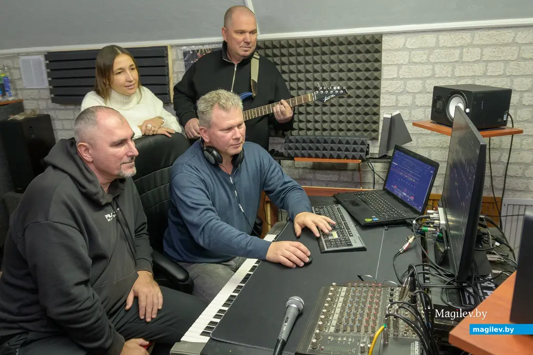 28.10.2025. Бобруйск. Алексей Беспрозванный (слева) вместе с коллегами – звукорежиссером Александром Шароваровым, солисткой Людмилой Белой и автором-исполнителем