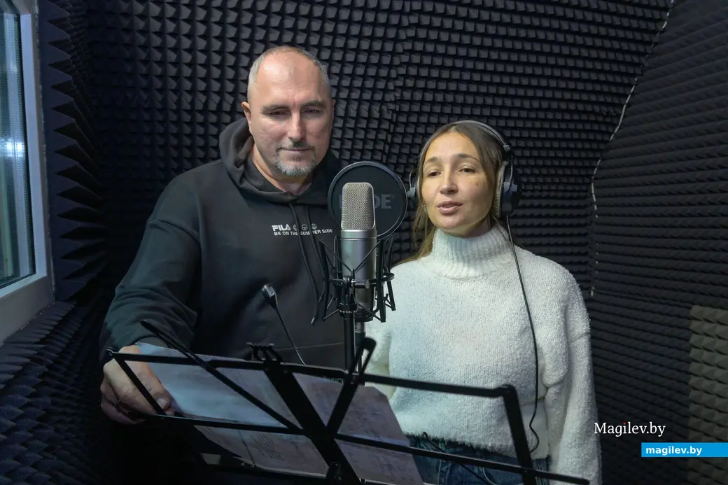 28.10.2025. Бобруйск. Алексей Беспрозванный с солисткой Людмилой Белой записывают в студии новую песню.