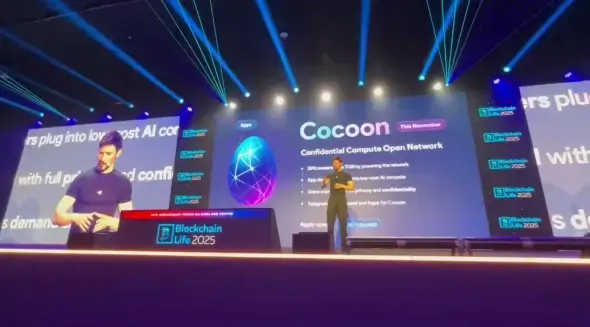 Презентация сети Cacoon Павлом Дуровым на Blockchain Life 2025. Фото: РБК-Крипто.