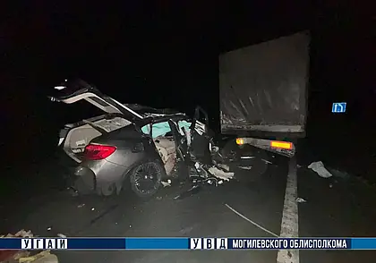 В Бобруйском районе водитель BMW влетел в фуру. Погиб пассажир иномарки