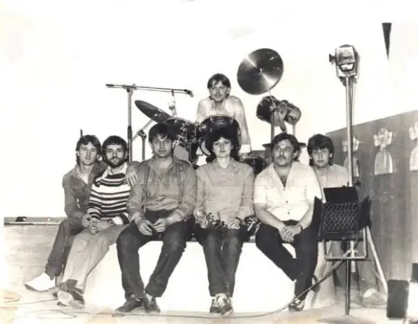 1985. Мышковичи. Группа «Солнечная сторона»: Александр Ротань, Лев Гунин, Михаил Карасев, Ольга Петрыкина, Геннадий Михайлов, Сергей Мороз, сверху Вадим Сажин.