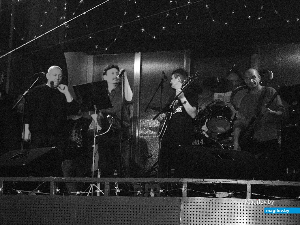 2007 год, Могилев, клуб «Лига». Леня Палевич (второй слева) в качестве ведущего рок-концерта смотрелся даже покруче самих музыкантов, 2007 год.