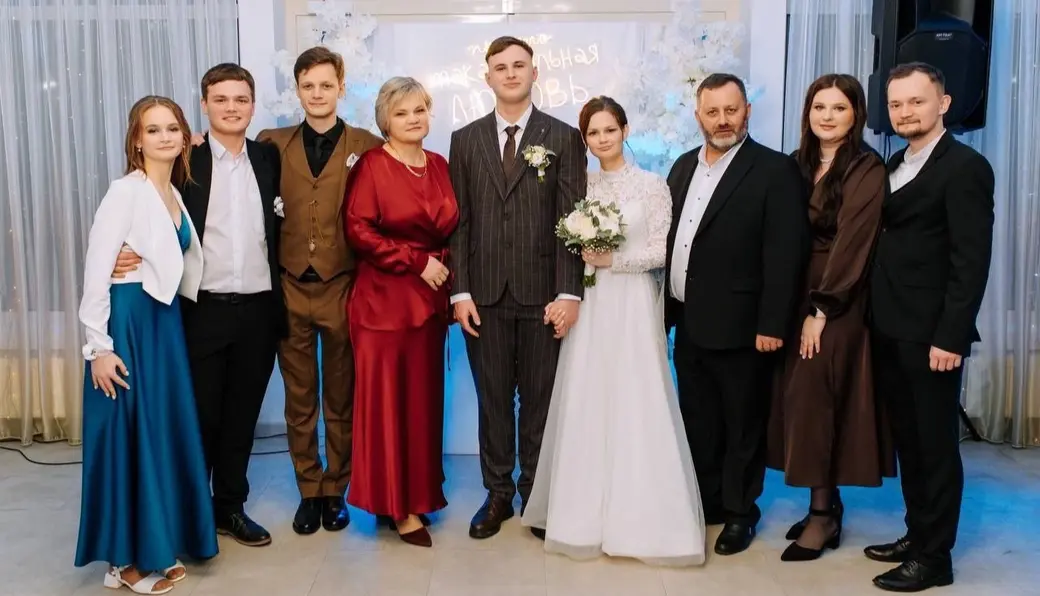 Отец Иоанн с родными и близкими на свадьбе дочери Ани.