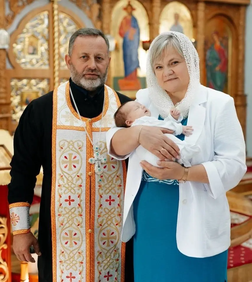 Отец Иоанн с матушкой Аллой Ивановной и внучкой Верочкой.