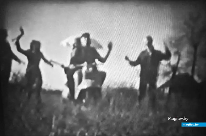 1978-й год, Чечевичи. Леня Палевич с товарищами участвует в очередной кинозарисовке.