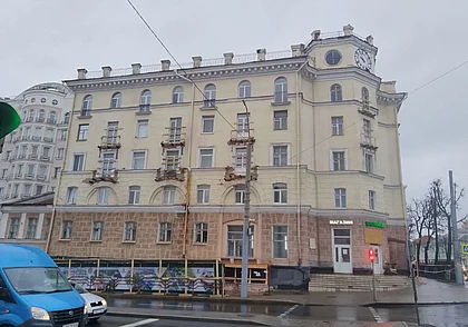 В Могилеве ремонтируют дом с часами на Первомайской. Фотофакт