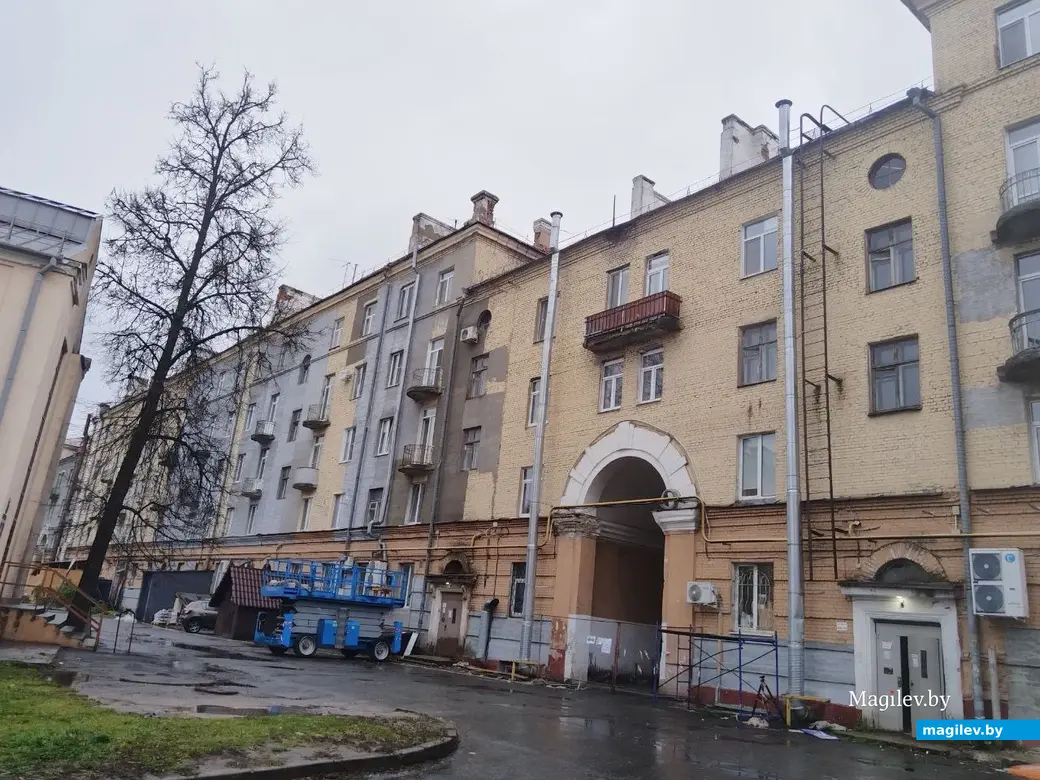 Октябрь 2025 года. Могилев. Улица Первомайская. Ремонт дома №12.