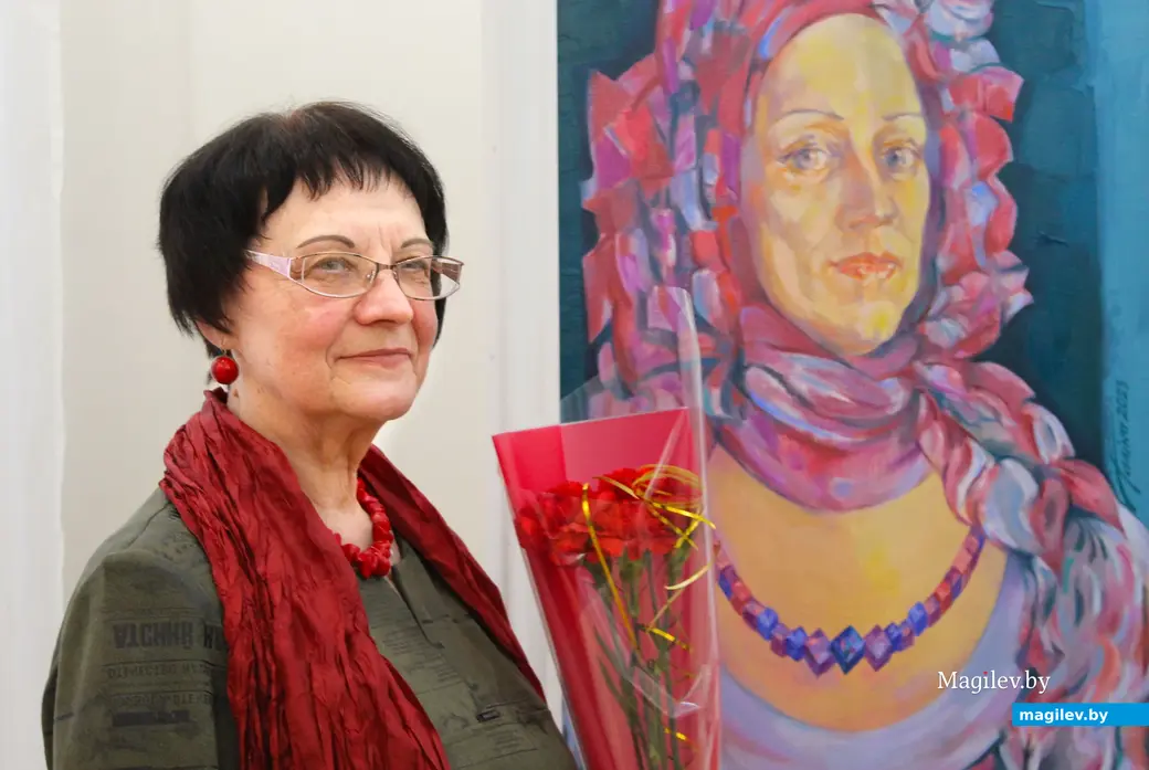 31 октября 2025 года. Могилев. Могилевский художественный музей имени Павла Масленикова. Галина Кононова и автопортрет.