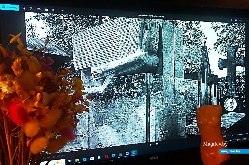 Памятник Оскару Уайльду на Пер-Лашез в Париже.