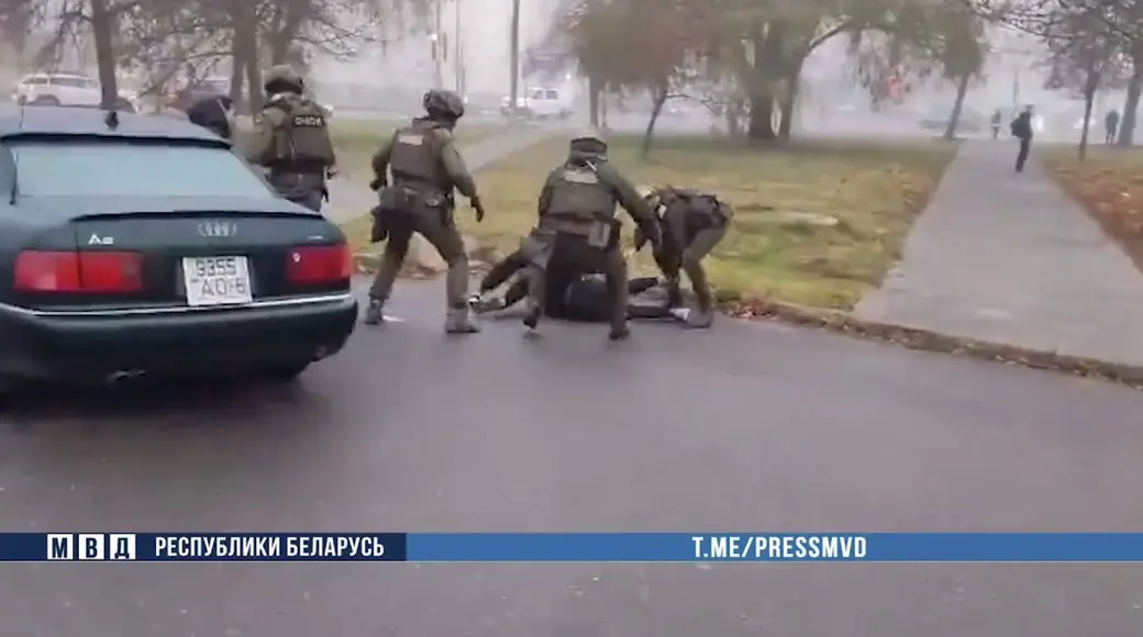 Момент задержания. Кадр видео УВД.