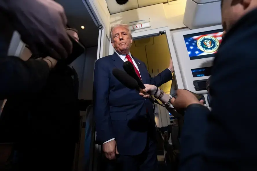 Президент Дональд Трамп беседует с журналистами на борту самолета Air Force One вскоре после вылета из Пусана, Южная Корея, по пути на объединенную базу Эндрюс, штат