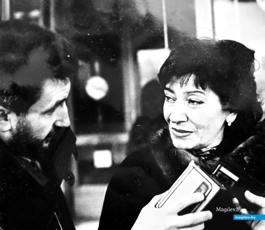 Ноябрь 1995 года, Могилев. Народня артистка СССР Нани Брегвадзе отвечает на вопросы у открытой двери автомобиля, вот-вот готового отвезти ее на концерт.