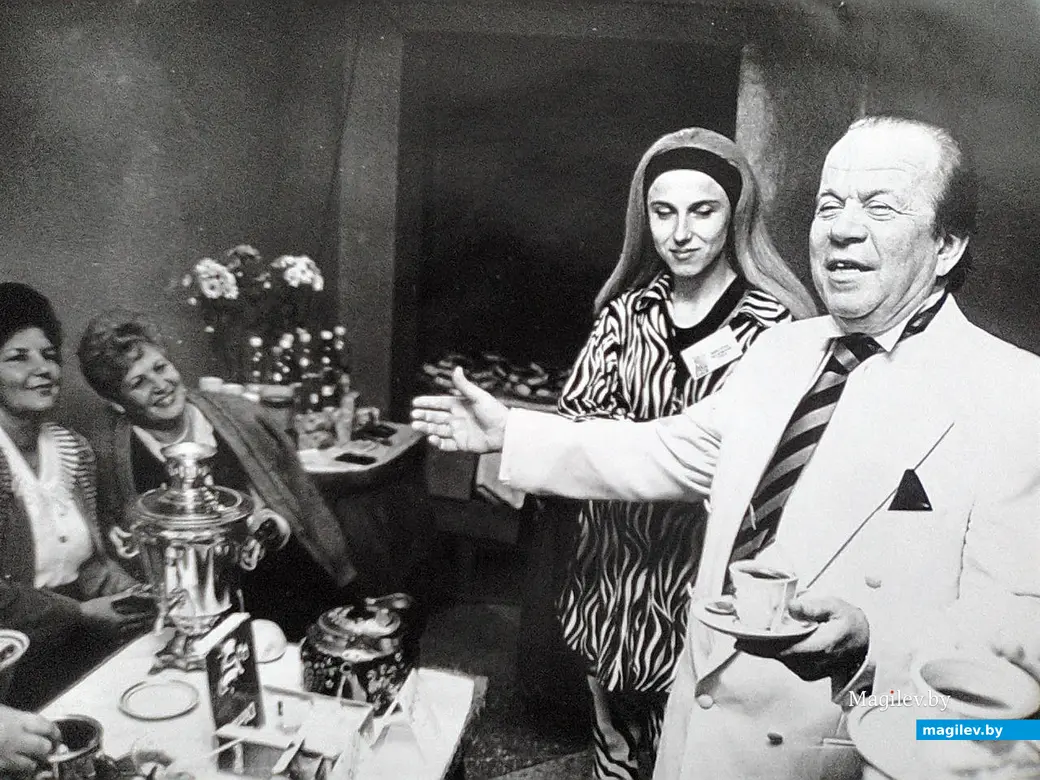 Ноябрь 1995 года, Могилев, ДК «Химволокно». Народный артист СССР Юрий Богатиков мог запросто запеть прямо в гримерке.