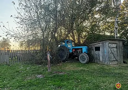 В Могилевском районе пьяный водитель трактора выпал из кабины прямо под колеса и погиб