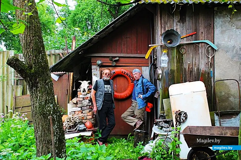 2014 год, Могилев, Папенка. Слава (справа) у Володи Кутузова.