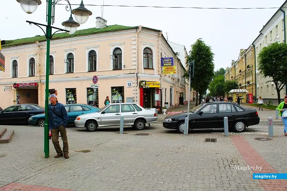 2014-й год, Могилев, пересечение Лениской улицы и Пожарного переулка. Слава устал от пешеходной экскурсии по Могилеву.