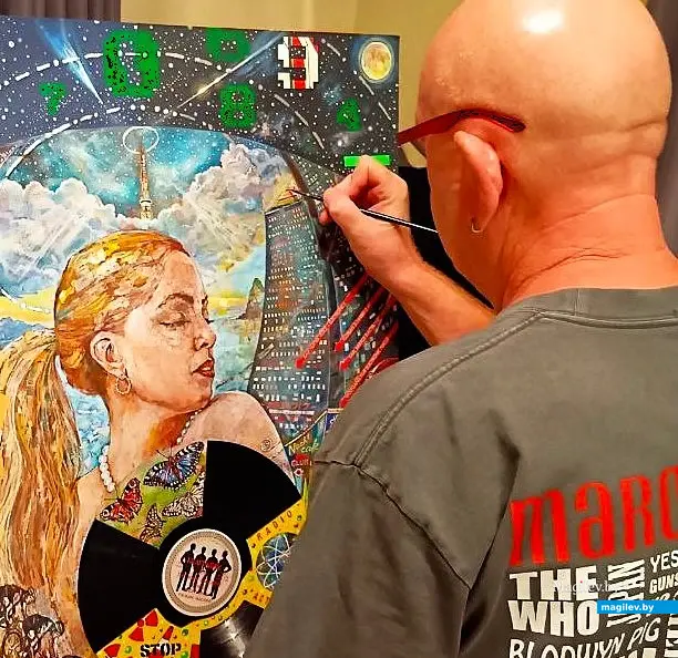 Октябрь 2025 года., Япония. Слава работает над одной из картин открывающейся выставки.