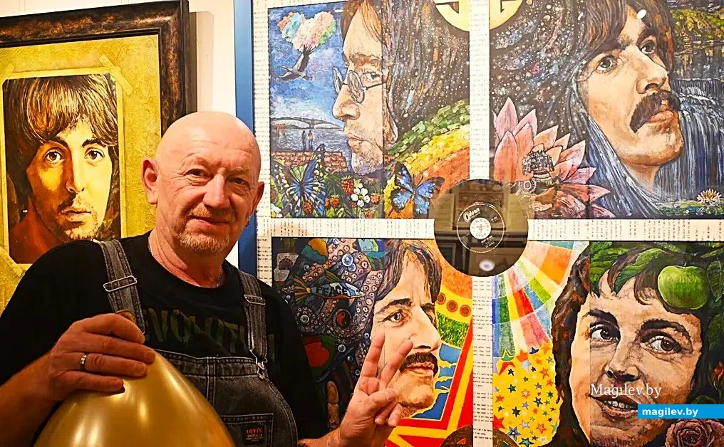 Октябрь 2025 года. Япония. Слава Сизых у работ своей персональной выставки.