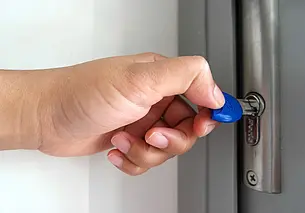 Могилевчанка отомстила парню, украв у него деньги и потратив их на ставки в онлайн-казино