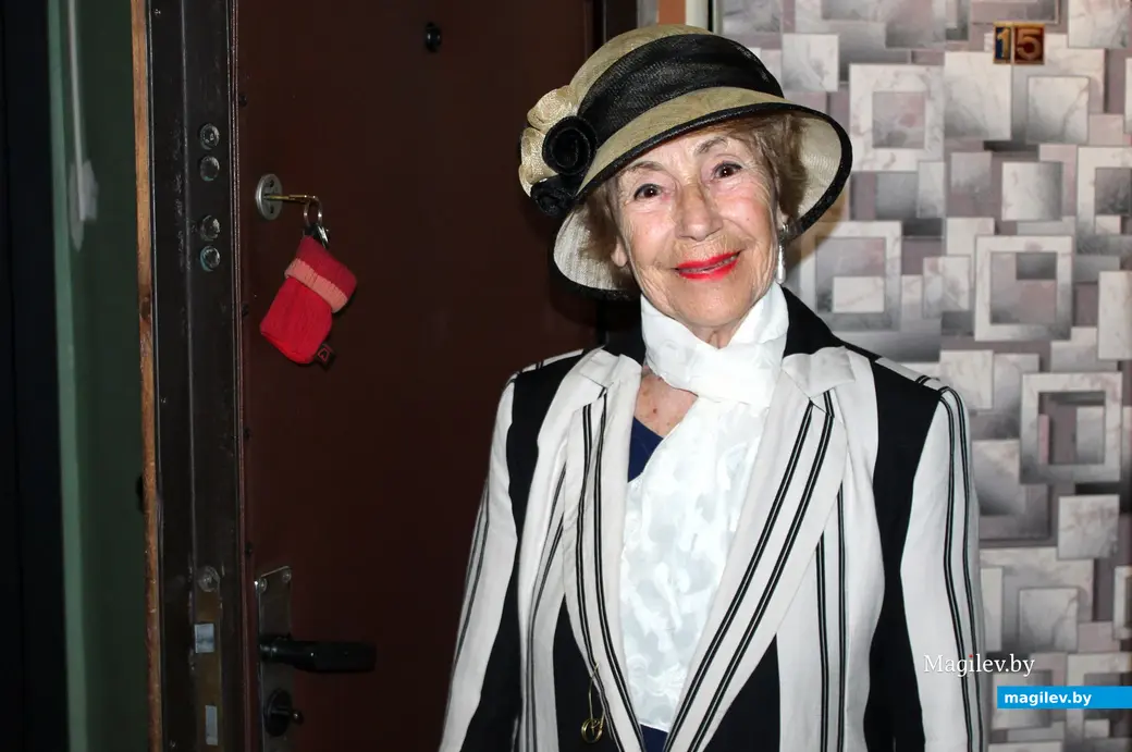 Могилев. 2025 год. Мира Шапиро-Джалиашвили в общей прихожей.