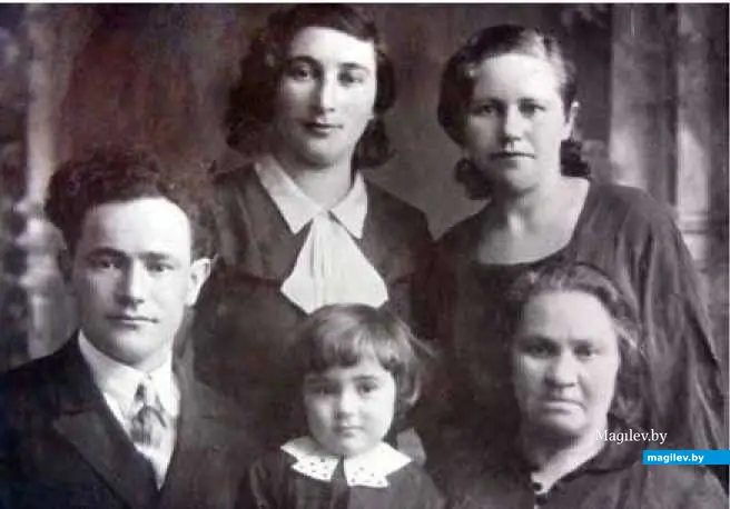 Мира Шапиро (Джалиашвили) с родителями и убитыми во время войны бабушкой и тетей, Могилев, 1937-1938 годы.