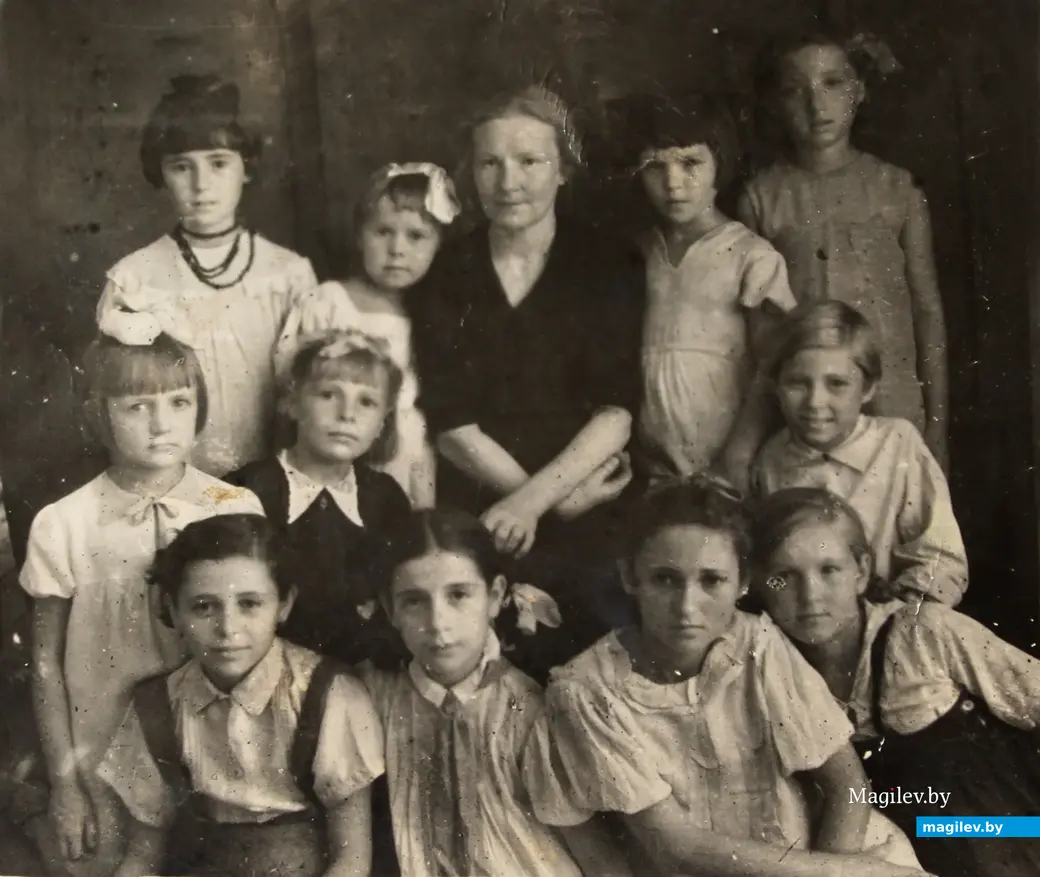 Фергана. 1944 год. Мира Шапиро (с бусами) с одноклассниками. 2А класс. Преподаватель – Лариса Ивановна.