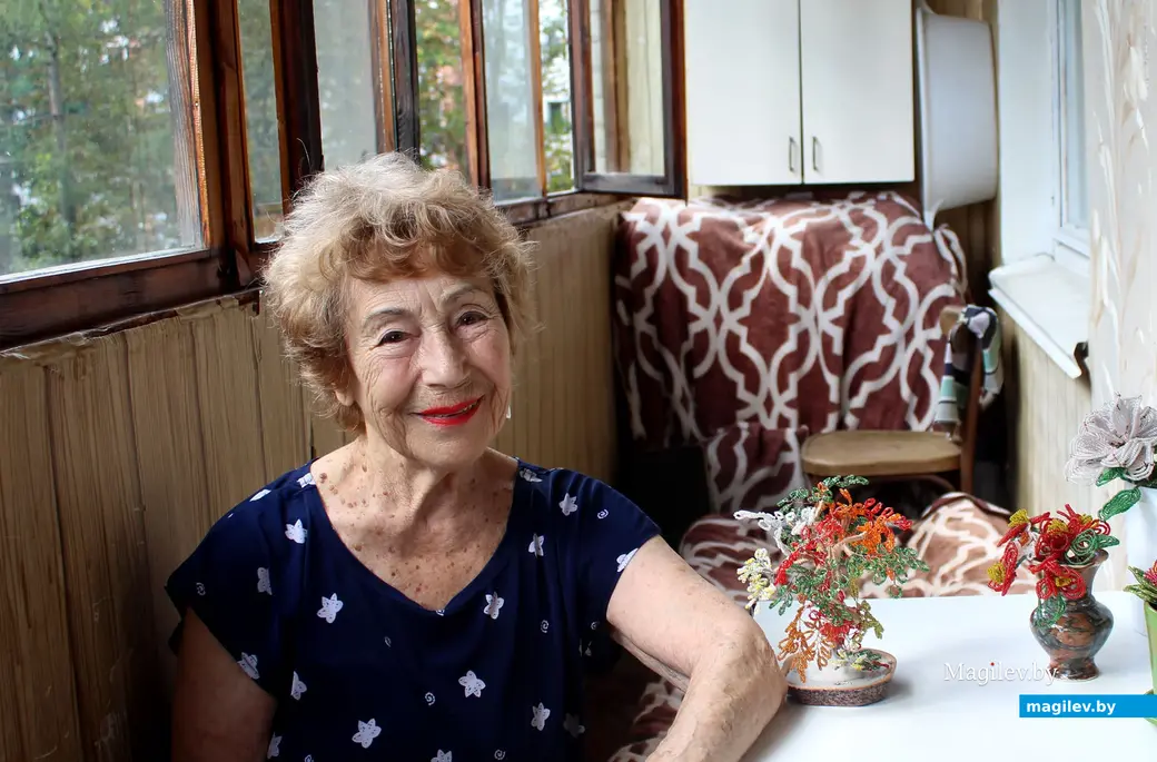 Могилев. 2025 год. Мира Шапиро-Джалиашвили на балконе квартиры №15 в доме №36 по улице Орловского, который является мастерской. Мира Романовна занимается бисероплетением.