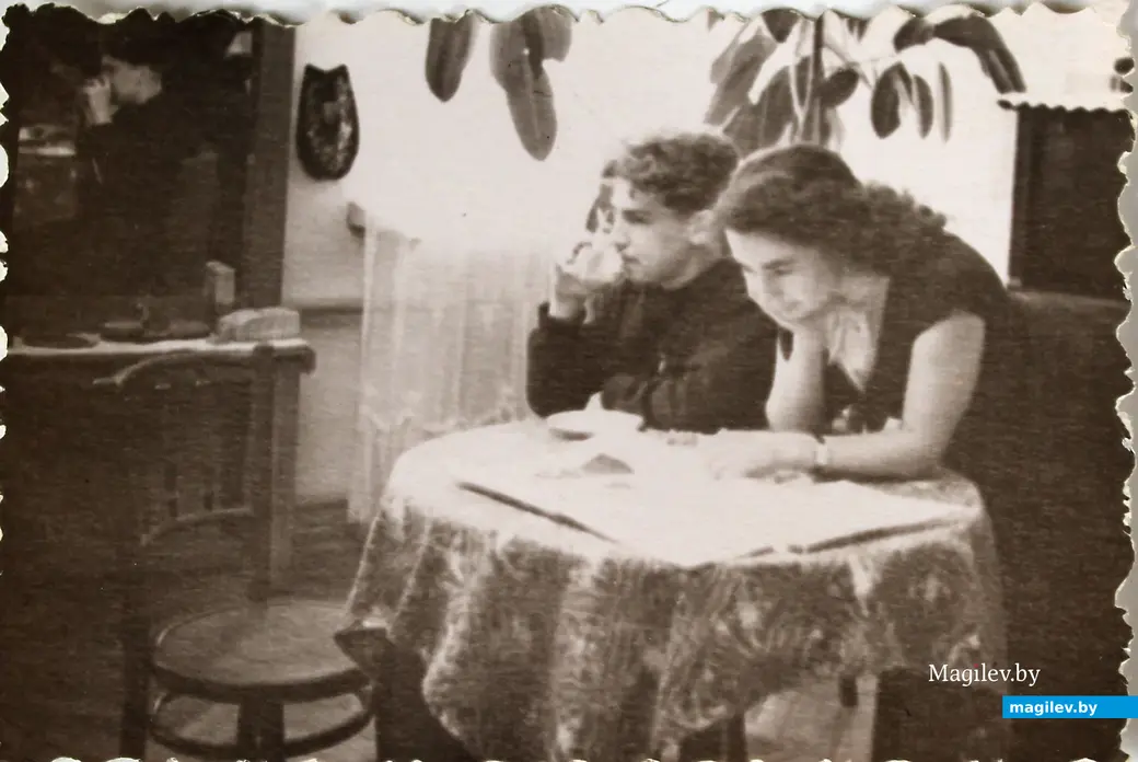 Могилев. 1950-е годы. Мира Шапиро с братом дома.