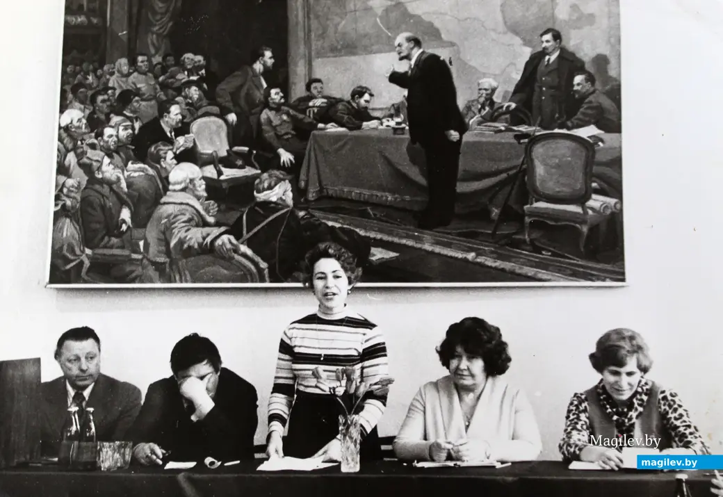 Мира Шапиро-Джалиашвили на собрании. Училище культуры. 1970-е годы.