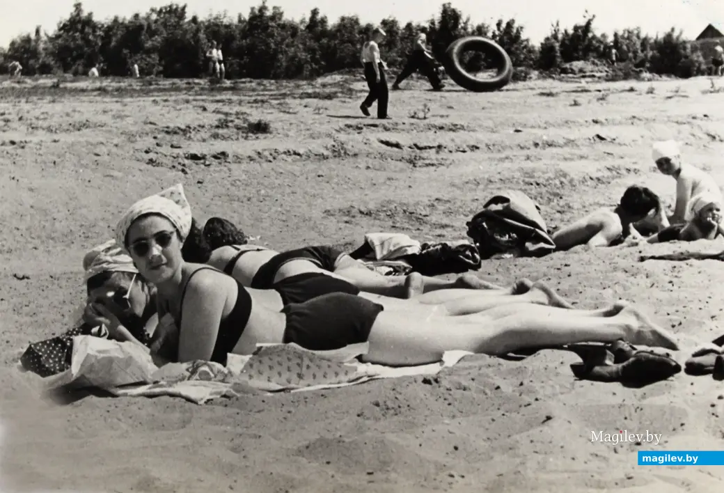 Могилев. Пляж. Мира Шапиро-Джалиашвили с подругами. 1970-е годы.